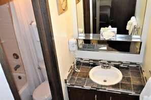 Condo, nhiều giường (Snowflake 1 Bed plus Den 2 Bath SFAF) | Phòng tắm | Vòi sen/bồn tắm kết hợp, đồ dùng nhà tắm miễn phí, máy sấy tóc 