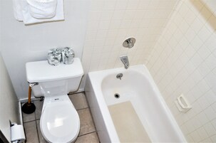 A bathroom with a toilet, a bidet, and a bathtub.