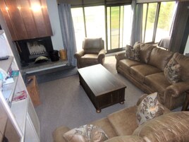 公寓式客房, 多张床 (Snowflake 1 Bed plus Den 2 Bath SFAF) | 客厅 | 45-英寸纯平电视（配备有线频道）、电视、DVD 播放器