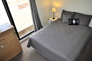 Condo, varias camas, vista a la montaña (Snowflake 1 Bed plus Den 2 Bath SFAF) | 2 habitaciones, decoración personalizada y muebles diferentes