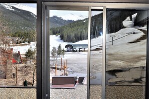 A ski resort with a chairlift, snow-covered mountains, and a clear view of the ski slopes. - Snowflake 1 Bed plus Den 2 Bath (Copper Mountain)