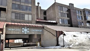 A building with a sign for 'Snowflake Condominiums.' - Snowflake 1 Bed plus Den 2 Bath (Copper Mountain)