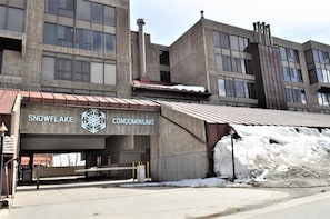 A building with a sign for 'Snowflake Condominiums.' - Snowflake 1 Bed plus Den 2 Bath (Copper Mountain)