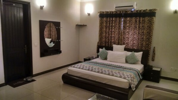 Minibar, blackout curtains, soundproofing, free WiFi