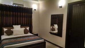 Standard Double Room | Minibar, blackout curtains, soundproofing, free WiFi - Elegance Services Guest House (Karachi)