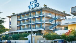 Un hotel de varios pisos con un letrero llamativo que dice "HOTEL PALITO".