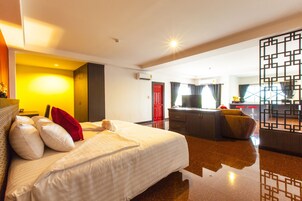 Lake View Suite | Desk, blackout drapes, free WiFi, bed sheets