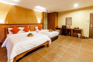 Habitación triple Deluxe | Escritorio, cortinas opacas, wifi gratis y ropa de cama