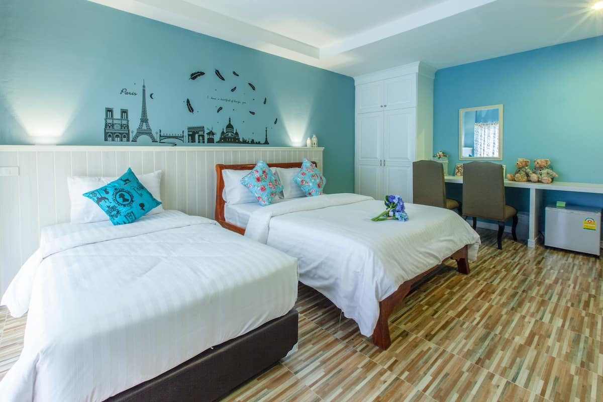 Deluxe-Dreibettzimmer | Schreibtisch, Verdunkelungsvorhänge, kostenloses WLAN, Bettwäsche