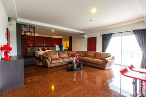 Lake View Suite | Living area | 32-inch LCD TV with cable channels, TV