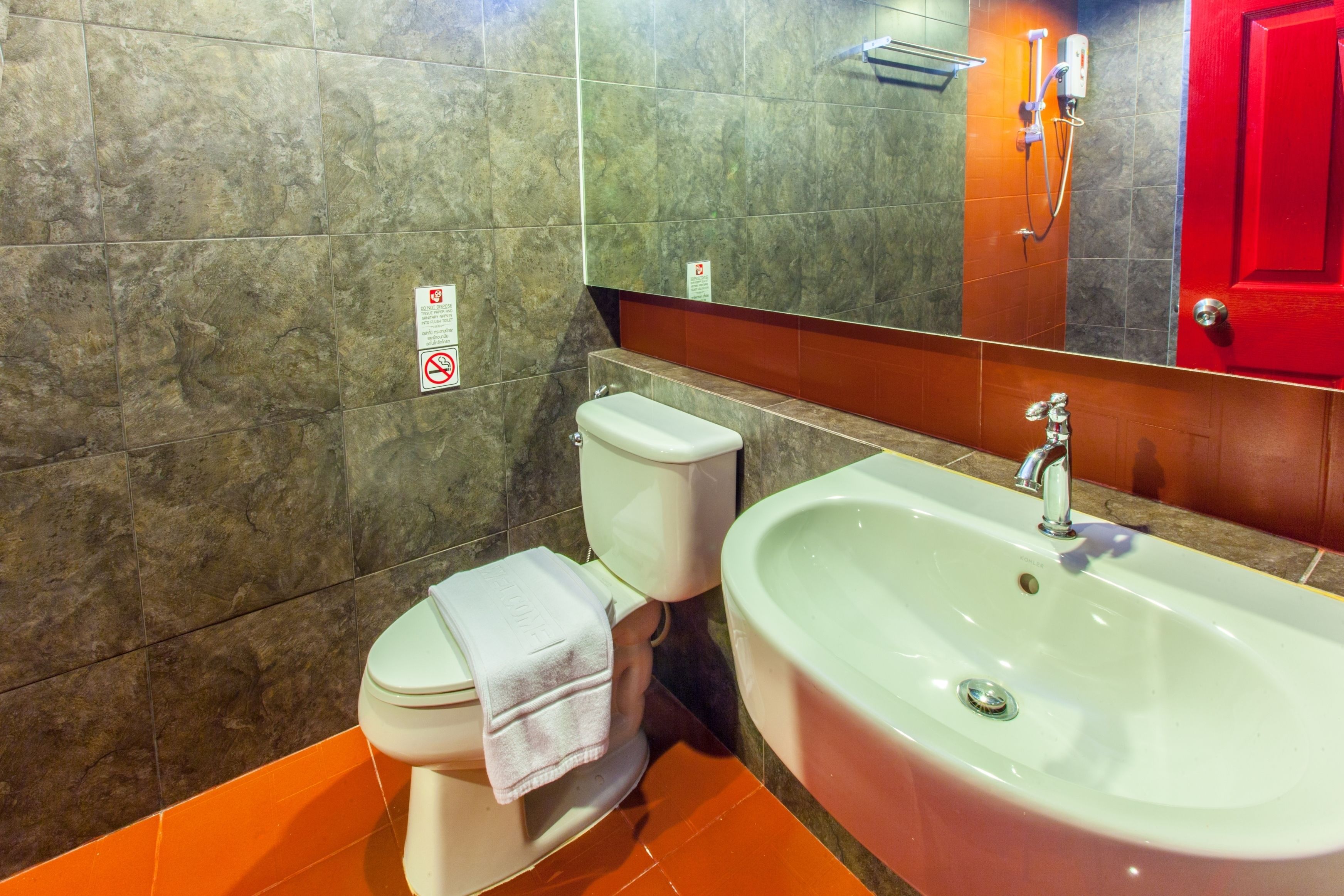 lake view suite | bathroom | shower, free toiletries, bidet, towels