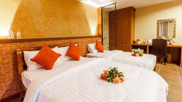 Deluxe Triple Room | Desk, blackout curtains, free WiFi, bed sheets