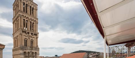 Chambre double, balcon, vue sur la ville | Articles de minibar gratuits, coffre-fort, bureau