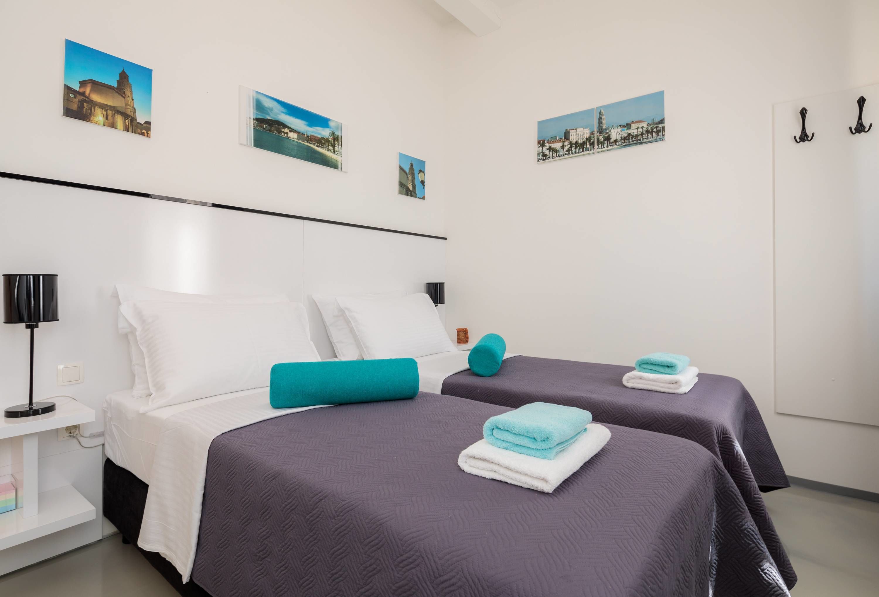 عناصر مجانية داخل الميني بار وخزنة داخل الغرفة ومكتب وستائر تعتيم