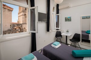 Zweibettzimmer | Kostenlose Minibar, Zimmersafe, Schreibtisch, Verdunkelungsvorhänge