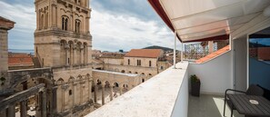 Chambre Double, balcon, vue ville | Articles gratuits dans le mini-bar, coffres-forts dans les chambres