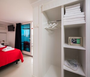 Habitación doble, balcón, vista a la ciudad | Artículos del minibar gratis y caja de seguridad en la habitación