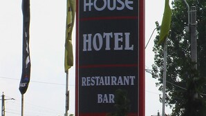 Euro House -hotellin, -ravintolan ja -baarin kyltti.