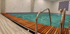 Bañera de hidromasaje cubierta