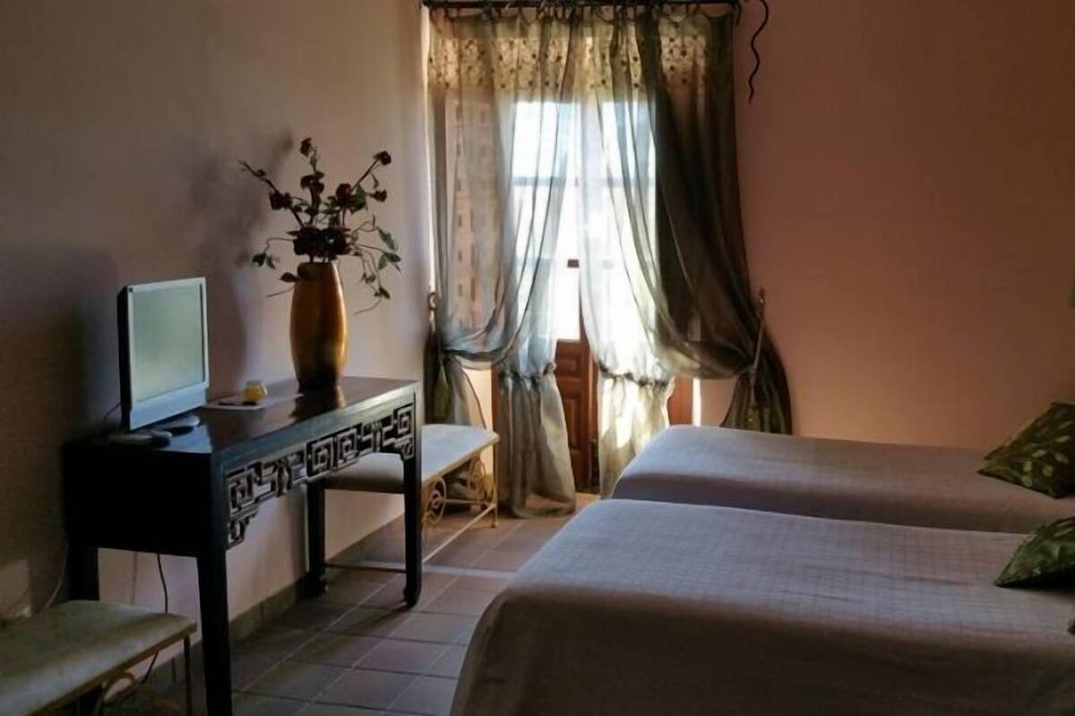 Premium bedding, desk, free cots/infant beds, WiFi