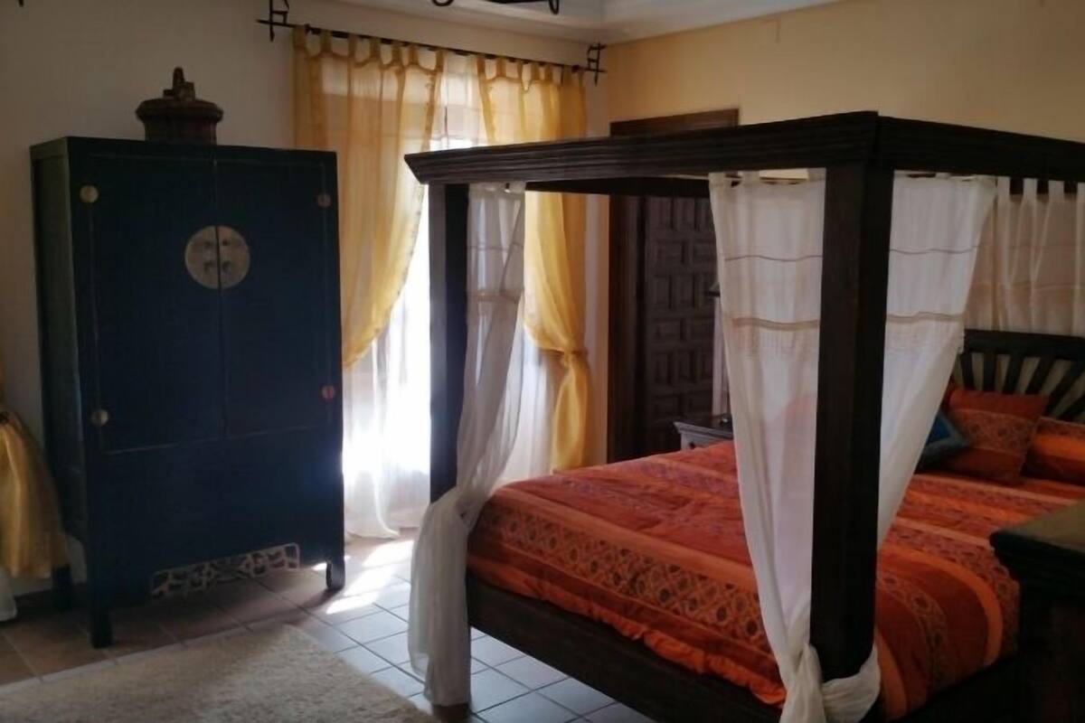 Premium bedding, desk, free cots/infant beds, WiFi