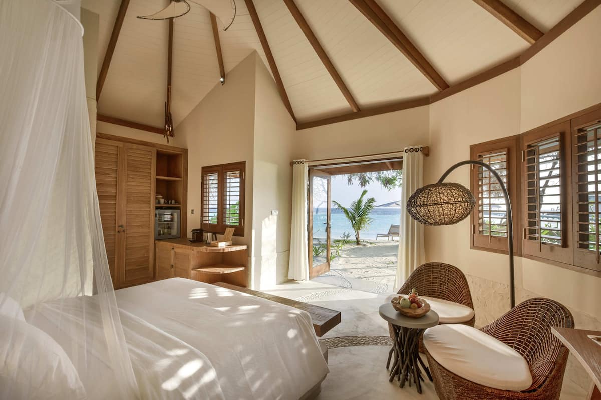 Villa, uitzicht op strand, langs het strand | 1 slaapkamer, een minibar, een kluis op de kamer, een bureau