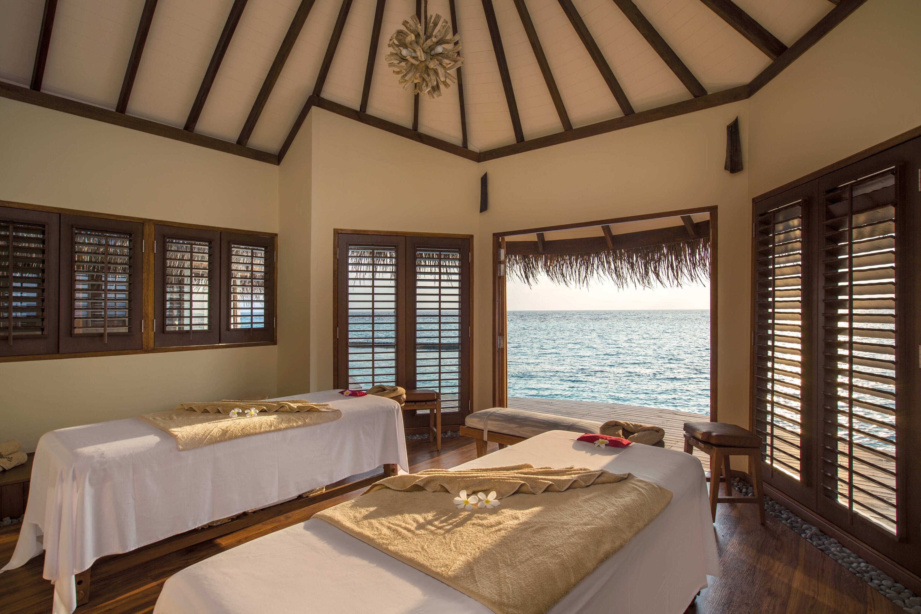 Massages aux pierres chaudes, massages des tissus profonds