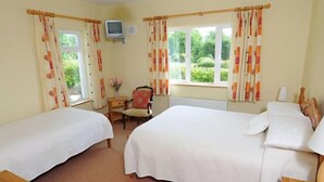 Standard Double or Twin Room, 1 Bedroom | Iron/ironing board, cribs (free), WiFi (free) - Whitethorn Lodge (Ballina)