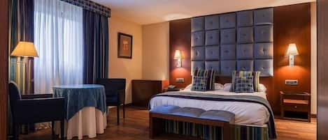 Suite Deluxe | Caja de seguridad en la habitación y escritorio