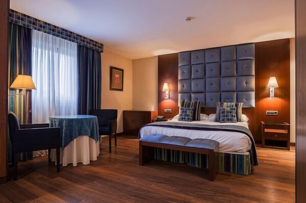 Deluxe Suite | In-room safe, desk, laptop workspace, blackout drapes - Hospedium Hotel Mirador De Gredos (Barco De Avila)