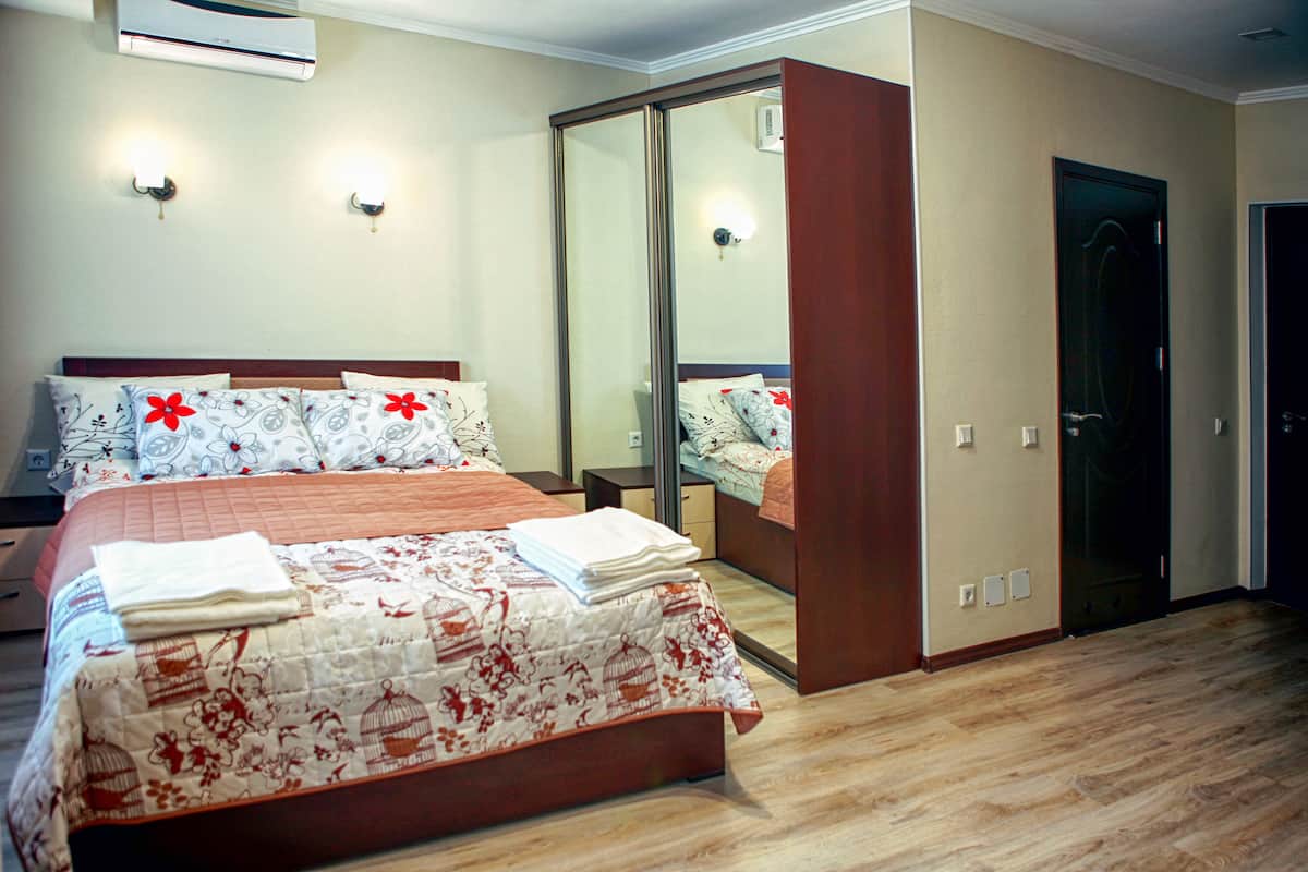 Ropa de cama de alta calidad, minibar y escritorio