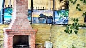 A brick-built outdoor kitchen with a pizza oven, a toaster, and a sink. - Vila Lolo (Chisinau)