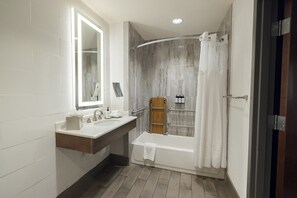 Standardværelse - 2 queensize-senge - handicapvenligt badekar (Mobility) | Badeværelse | Brusehoved med spredningseffekt, gratis toiletartikler, hårtørrer