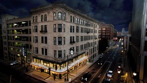 Un edificio histórico de hotel con un estilo arquitectónico clásico, con varios pisos y una ubicación destacada en una esquina.