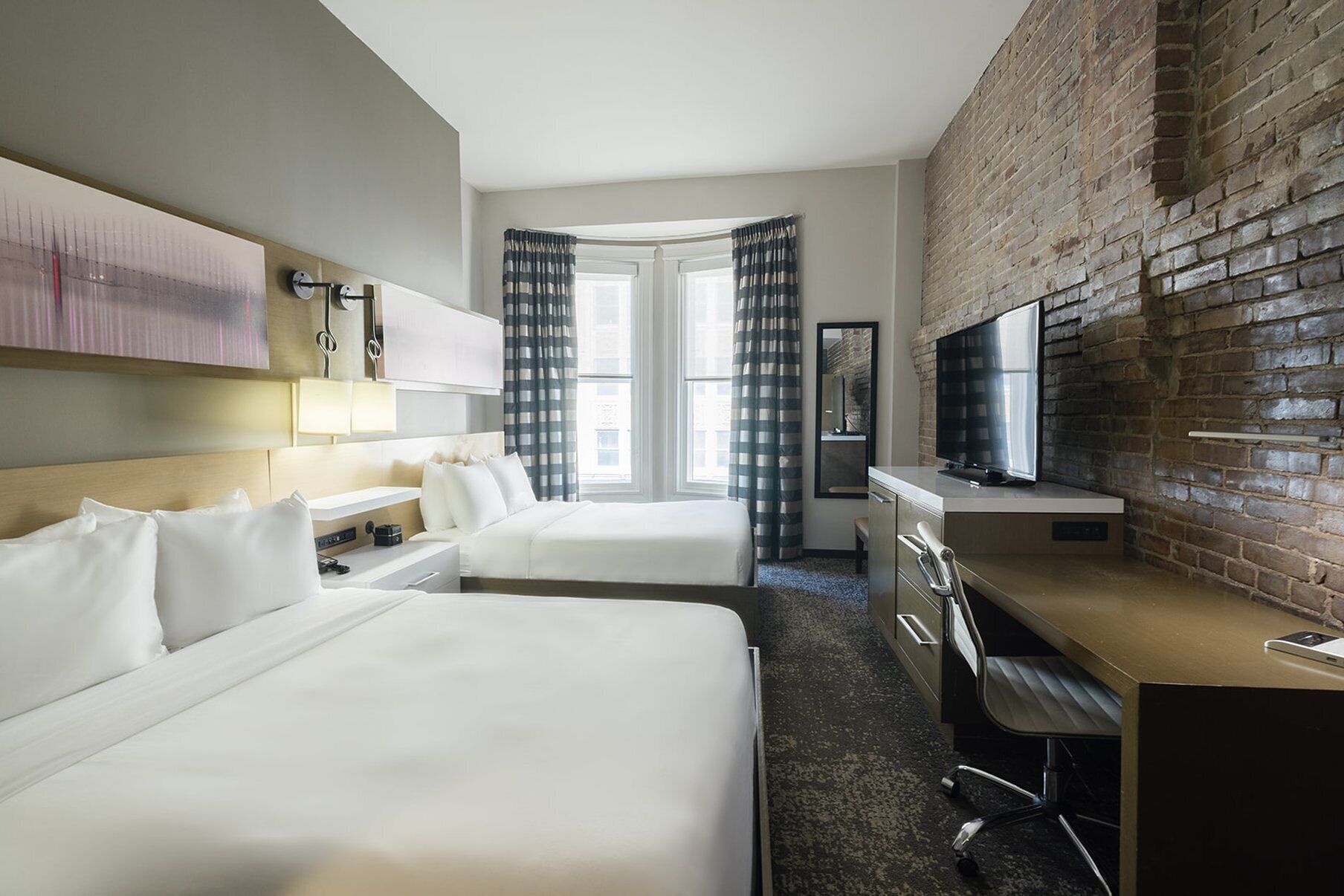 Sengetøy av topp kvalitet, senger med overmadrass og skrivebord