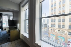 特級客房, 1 張特大雙人床 | 高級寢具、特厚豪華床墊、書桌、熨斗/熨衫板