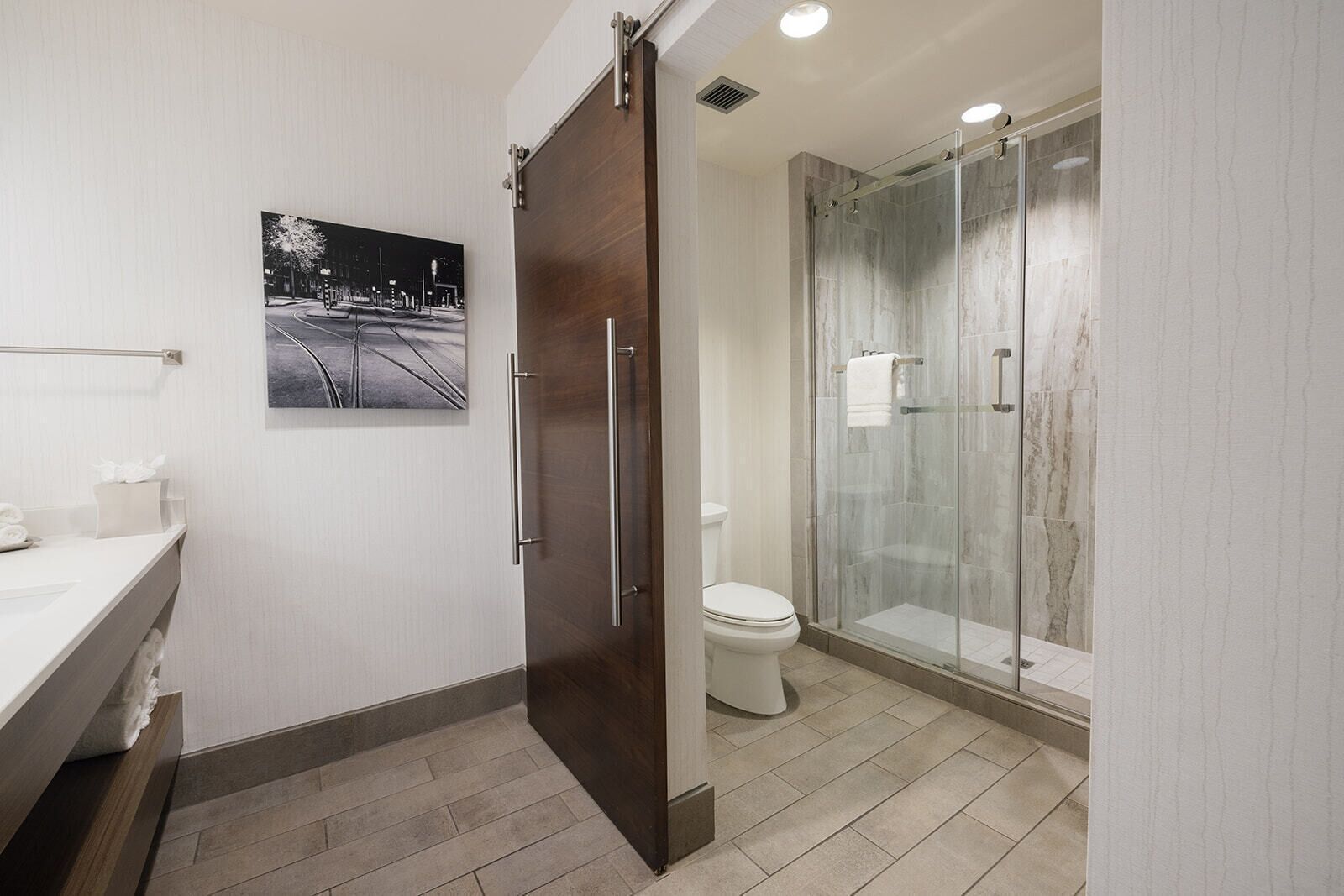 deluxe room, 1 king bed, non smoking | bathroom | rainfall showerhead, free toiletries, hair dryer, bathrobes