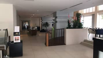 Se sirven desayunos, comidas, cenas y cocina internacional