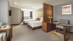 A hotel room with two beds, a glass table, a wooden partition, and a painting on the wall. - Deacon House Wuxi (Wuxi)
