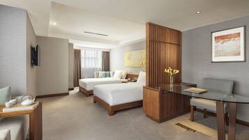 Habitación Deluxe con 2 camas individuales | Ropa de cama de alta calidad y caja de seguridad en la habitación