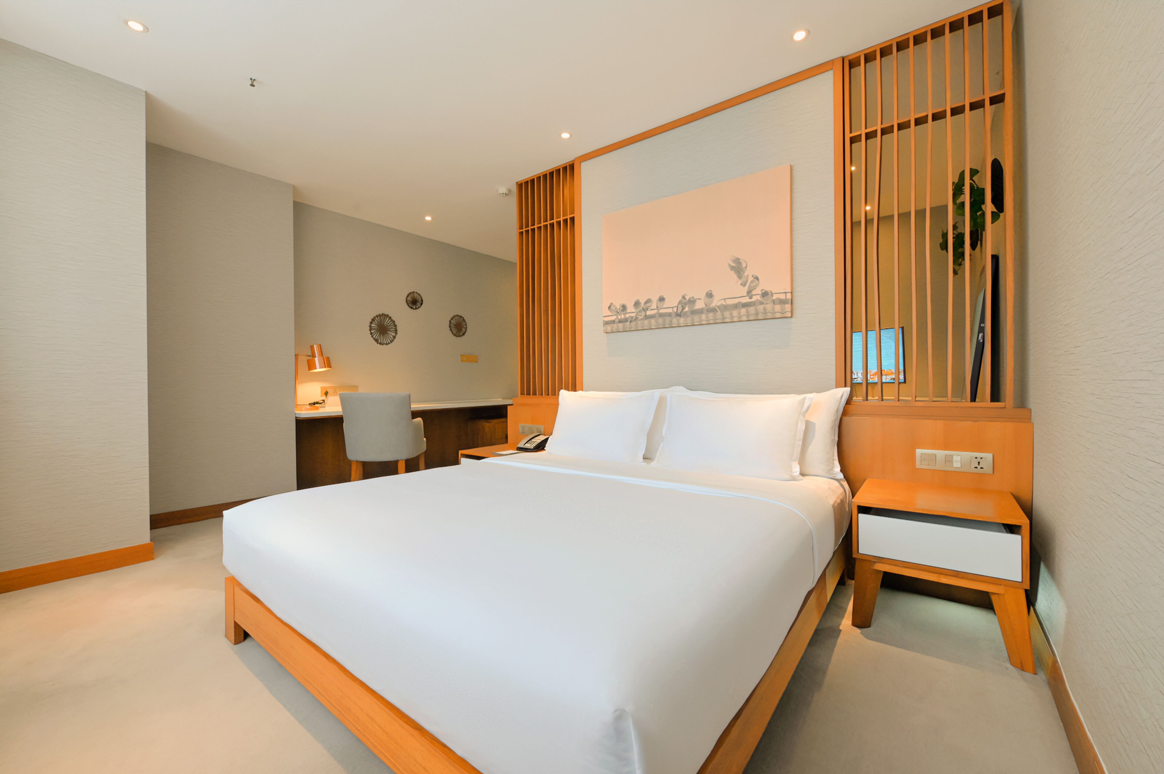 特色客房 | 高档床上用品、客房内保险箱、办公桌、遮光窗帘