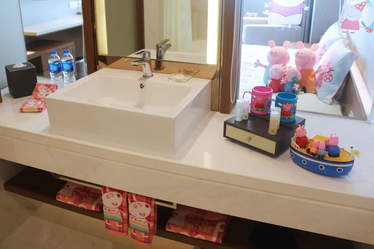 signature room | premium bedding, in-room safe, desk, blackout curtains