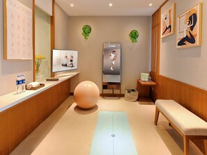 ห้องซิกเนเจอร์ | เครื่องนอนระดับพรีเมียม, ตู้นิรภัยในห้องพัก, โต๊ะทำงาน, ผ้าม่านกันแสง