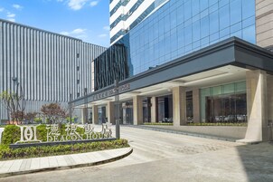 Una entrada de hotel moderna con un cartel que dice "DEACON HOUSE".
