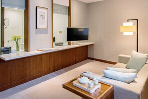 Rom – deluxe, utsikt mot høyde | Oppholdsområde | LCD-TV