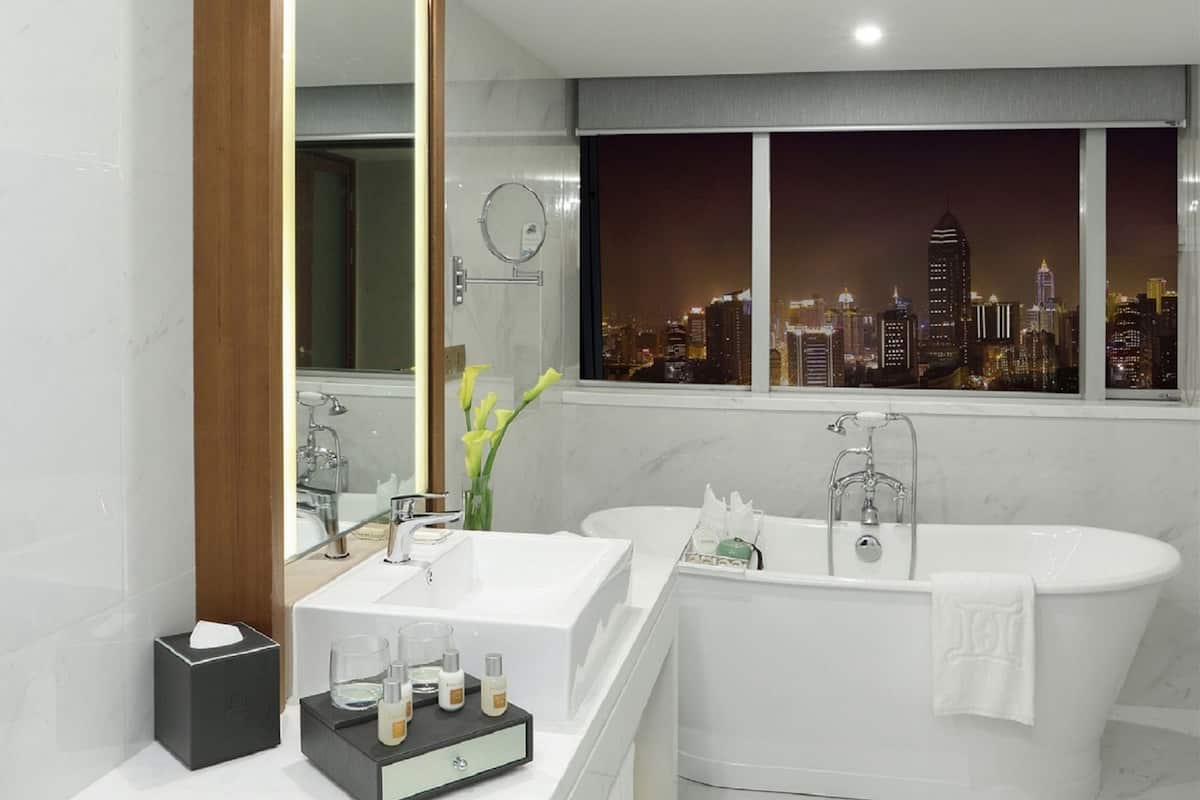 deluxe view suite | bathroom | combined shower/bathtub, rainfall showerhead, free toiletries