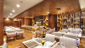 Se sirven desayunos, comidas, cenas y cocina internacional