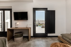 Junior Suite with Private Pool & Jetted Tub | 3 soveværelser, premium-sengetøj, senge med topmadrasser, minibar