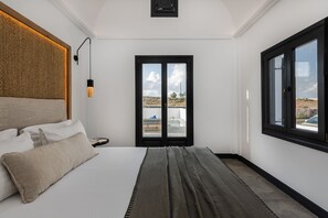 Un dormitorio con una cama, una ventana y vistas al exterior.