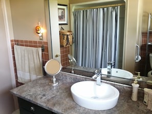 Mobile Home Classique | Salle de bain | Baignoire à jets, articles de toilette gratuits, serviettes fournies